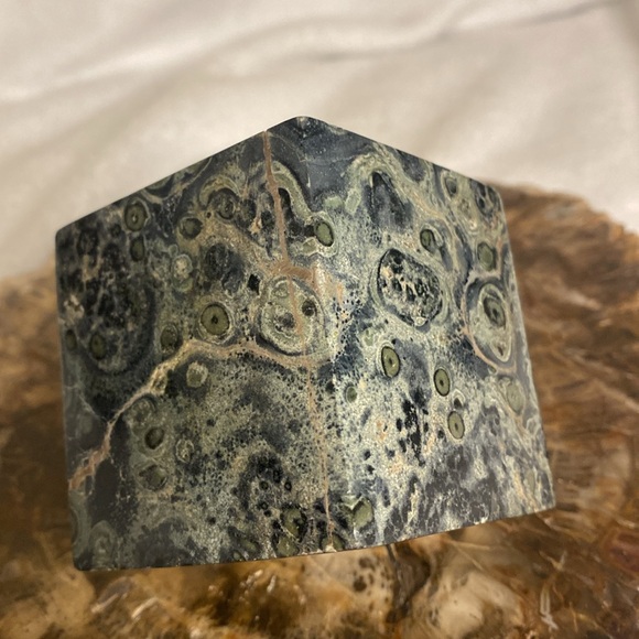 ✨🐊 Unique Kambaba (Crocodile) Jasper Cube – Stands on One Corner! 🐊✨ - Picture 5 of 9
